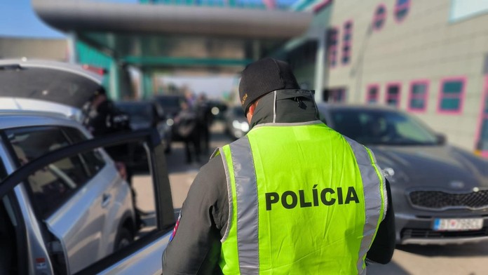 Smerom na Svidník je neprejazdná cesta. Prevrátil sa tam kamión