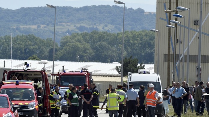 Útok na francúzsku továreň pri Grenoble.