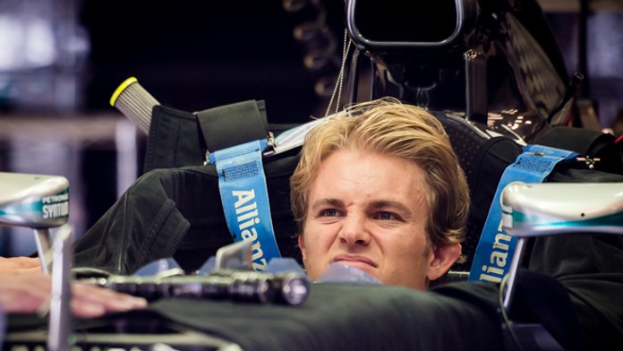 Nemecký jazdec F1 na Mercedese Nico Rosberg sedí v monoposte v paddocku na belgickom okruhu Spa-Francorchamps 