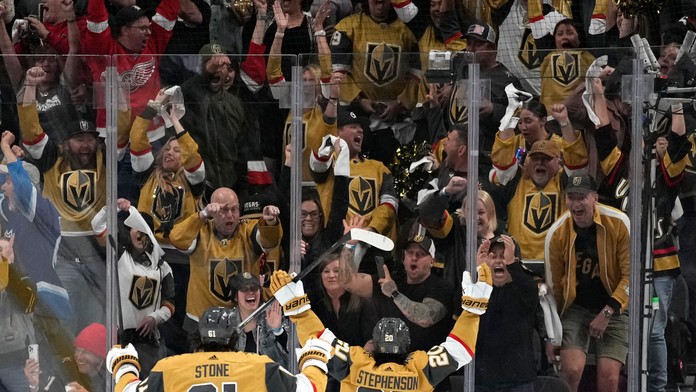Hokejista Vegasu Chandler Stephenson (vpravo) sa teší po strelení gólu.