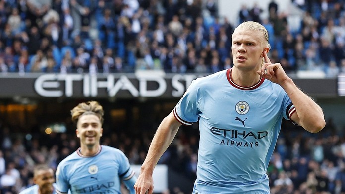 VIDEO: Erling Haaland sa odfotil s mladým fanúšikom United. Pred pózovaním prekryl znak rivala