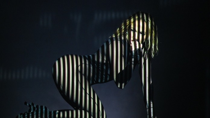 Na snímke auto po tom, čo narazilo do vjazdovej brány k sídlu knemeckej ancelárky Angely Merkelovej v centre Berlína..