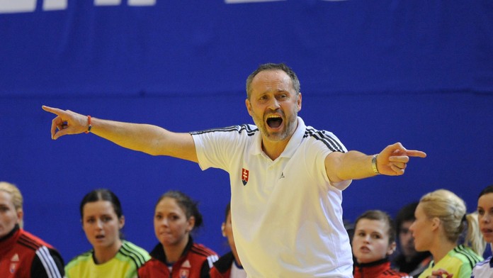 Tréner slovenských hádzanárok Dušan Poloz v zápase D-skupiny ME proti Srbsku.