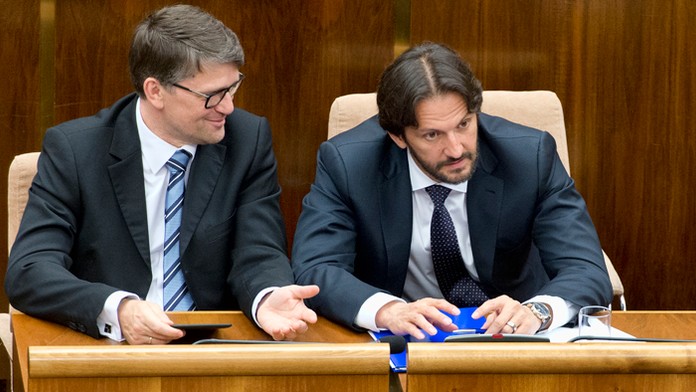 Minister R. Kaliňák sa zodpovedal poslancom, opozícia sa ho pokúsila odvolať.