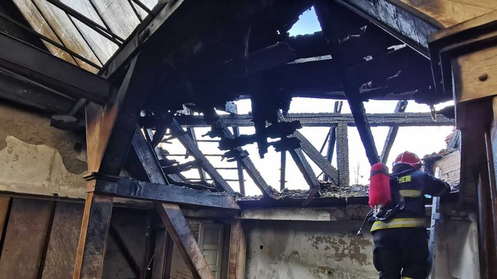 Zhorená drevená konštrukcia strechy na škole na bratislavských Palisádach.