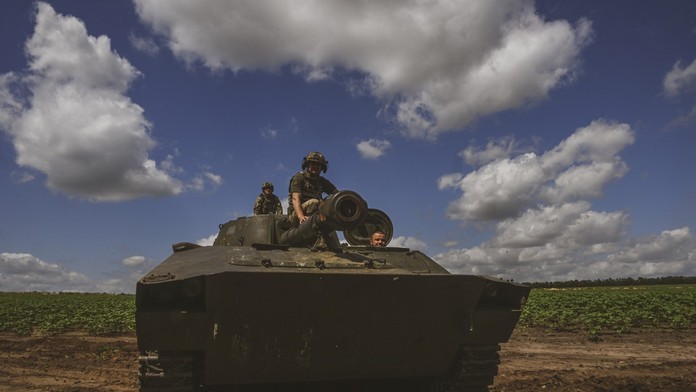 USA v piatok oznámia ďalšiu pomoc Ukrajine vrátane kazetovej munície