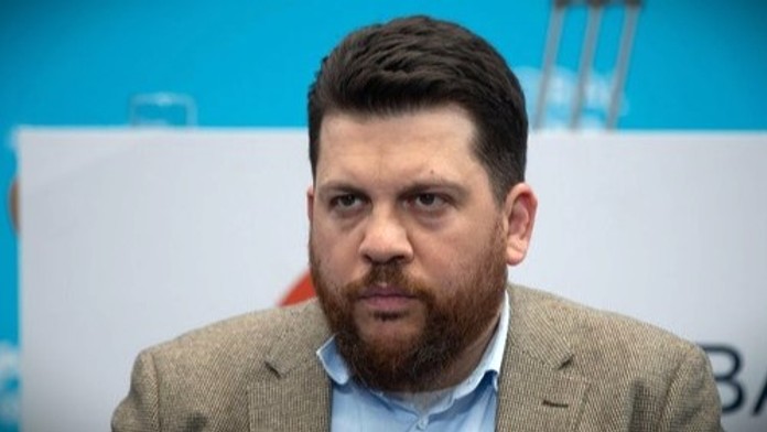 Do očí mu mali nastriekať slzotvorný plyn a biť ho kladivom. Navaľného spolupracovník Volkov sa stal terčom útoku