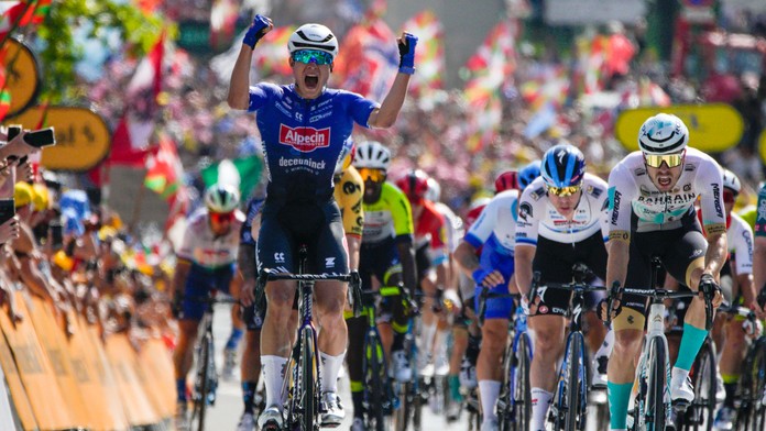 Tour de France: Etapa číslo tri pre Philipsena. Sagan stratil sľubnú pozíciu na poslednom kilometri