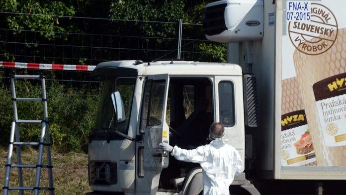 Mŕtvi utečenci zomreli v dodávke pravdepodobne ešte na území Maďarska