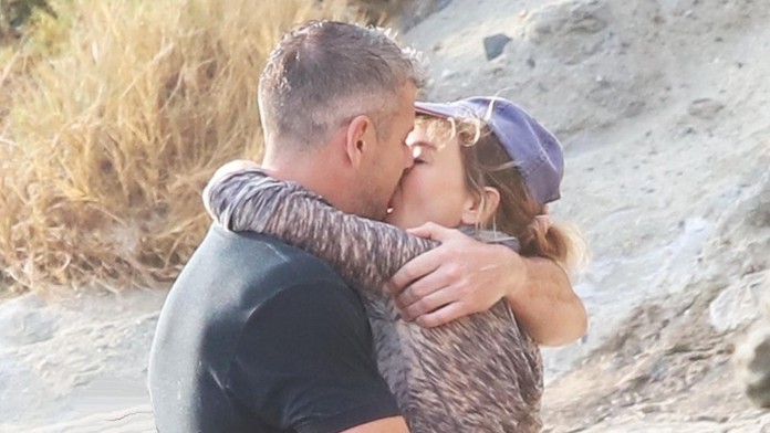 Ant a Renée vo vášnivom objatí