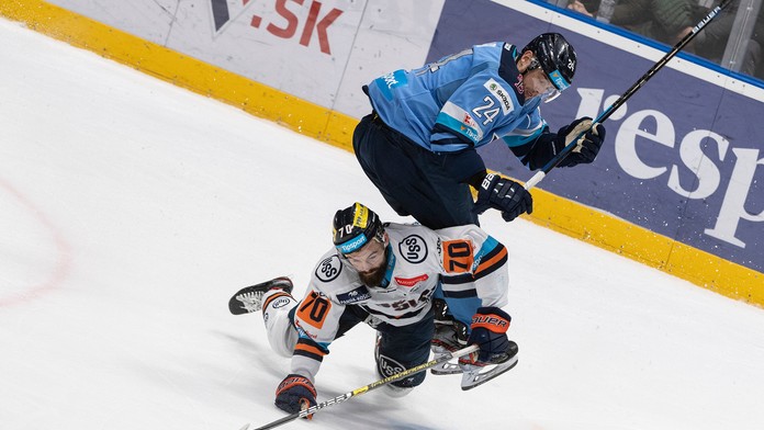 Lietadlo vypustilo palivo nad základnou školou, deti utrpeli zranenia.