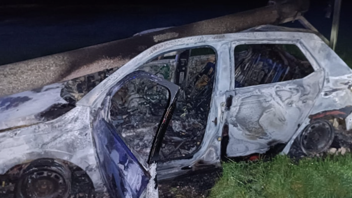 Auto narazilo do elektrického stĺpu a začalo horieť.