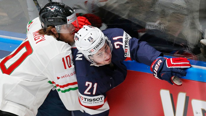 Hráč Maďarska Gergo Nagy (vľavo) a hráč USA Dylan Larkin v súboji o puk v zápase B-skupiny MS v Rusku.