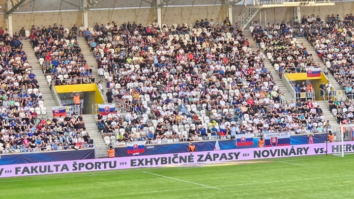 Gramatické chyby na zápase Slovenska obleteli internet. Bol to zámer, tvrdia autori
