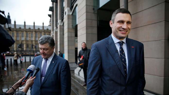  Líder ukrajinskej strany UDAR Vitalij Kličko (vpravo) a ukrajinský miliardár Petro Porošenko odpovedajú na otázky novinárov poč