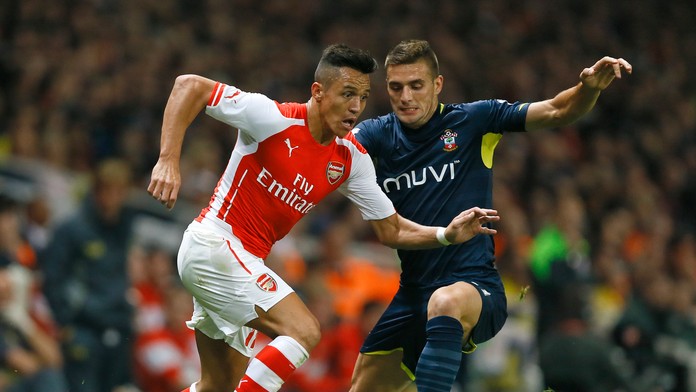 Alexis Sanchez v zápase anglického pohára Arsenal - Southampton v súboji s Dusanom Tadičom.