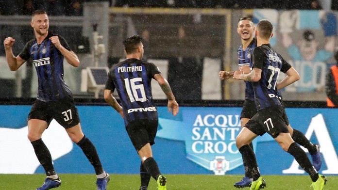 Obranca Interu Milan Škriniar (vľavo) oslavuje so spoluhráčmi gól Marcela Brozoviča.