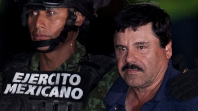  Vojaci eskortujú Joaguína "El Chapo" Guzmána do helikoptéry v Mexico City.