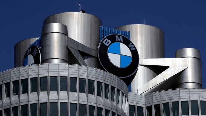 Na archívnej snímke z 10. mája 2017 logo nemeckej automobilky BMW