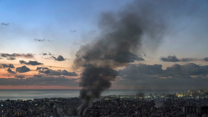 Dym stúpa nad budovami po útoku izraelskej armády na štvrť Dahíjeh na južnom predmestí libanonskej metropoly Bejrút.