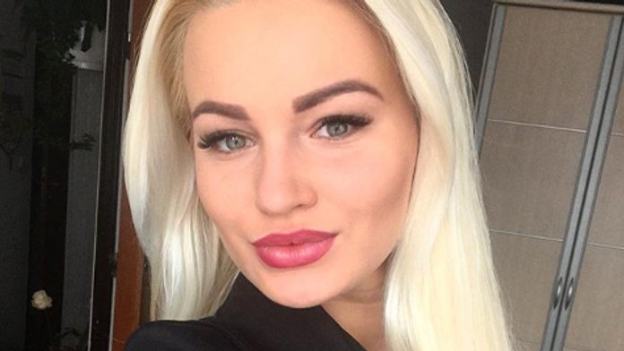 Obranca Arizony Oliver Ekman-Larsson (vpravo) prekonáva brankára Nashvillu Pekku Rinneho, prizerá sa Richard Pánik (dole).