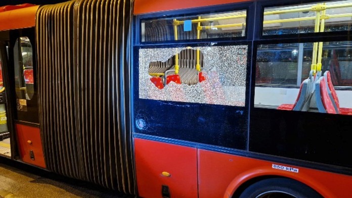 Polícia obvinila muža, ktorý po derby medzi Slovanom a Spartakom rozbil okno na autobuse MHD