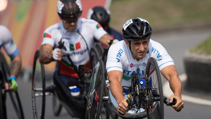Alex Zanardi počas preteku ručne poháňaných bicyklov v kategórii H5 na letných paralympijských hrách 2016 v Riu de Janeiro.jpg