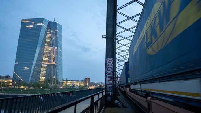 Inflácia stále rastie, ekonomika slabne, hovorí Európska centrálna banka