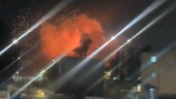 VIDEO: Hrôzostrašné zábery. Iránska raketa zasiahla izraelské mesto pri jadrovom centre