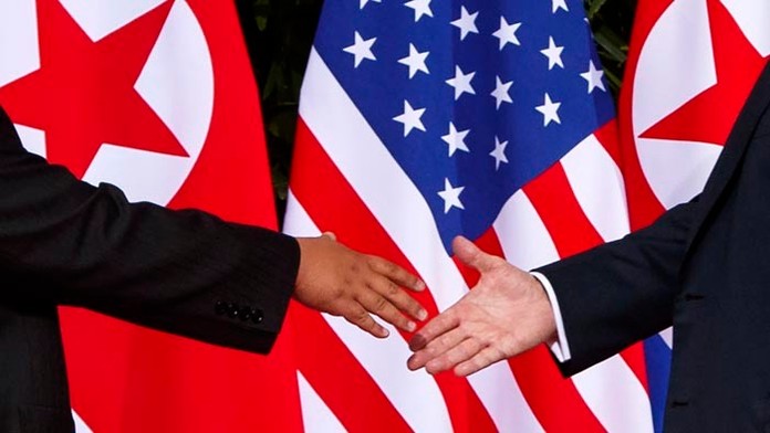 Historický summit sa začal podaním rúk.