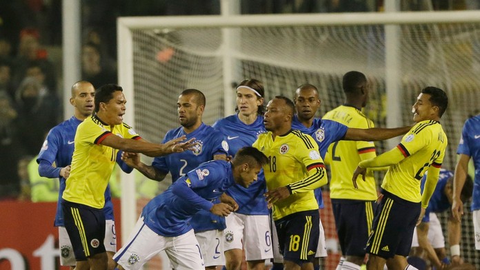 Carlos Bacca sotil Neymara po záverečnom hvizde stretnutia Brazília-Kolumbia.