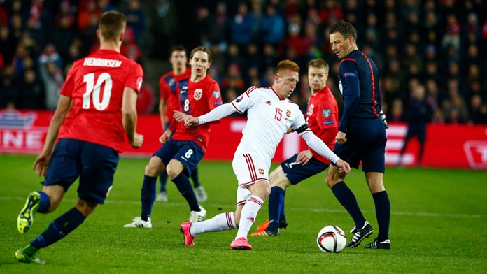 V strede maďarský hráč László Kleinheisler počas baráže ME 2016 proti Nórsku.