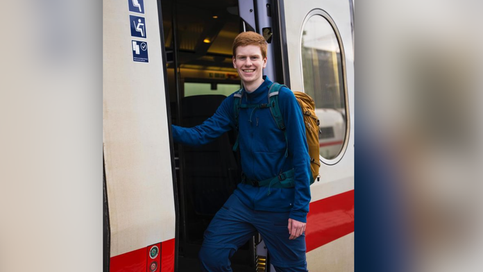 Vlaky sú jeho domovom už takmer dva roky. Mladý Nemec má svoj život zbalený v batohu