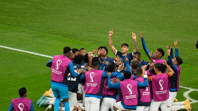 Ekvádorčania opäť na kolenách ukazovali k nebesám. Postup si musia vymodliť so Senegalom