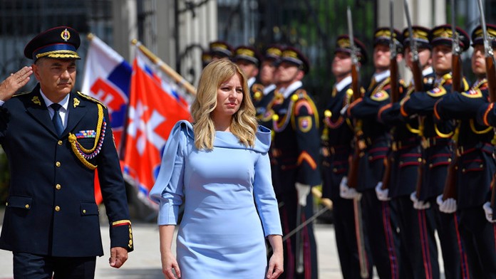 Zuzana Čaputová a jej dcéry počas ekumenickej pobožnosti Te Deum v Dóme sv. Martina.