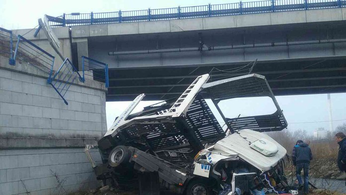 Kamión spadol z mosta.