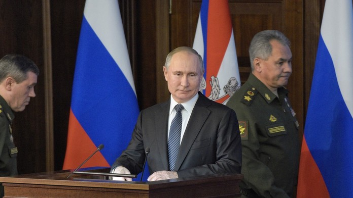 Petíciu za odstúpenie Vladimira Putina podpísali desiatky miestnych politikov, riskujú tým väzenie