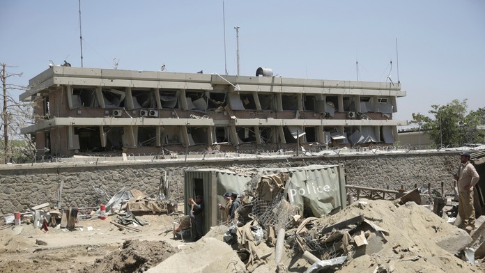 Na snímke nemecká ambasáda, ktorú poškodil výbuch.