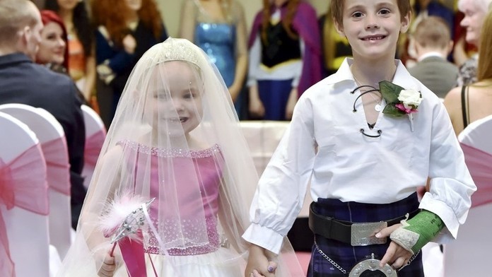 Aspoň mohla byť akože nevestou.