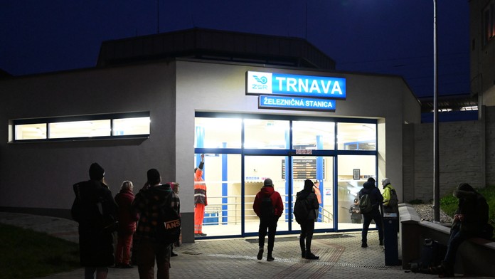 Na stanici v Trnave sa stalo nešťastie. Muža po zrážke s vlakom previezli do nemocnice