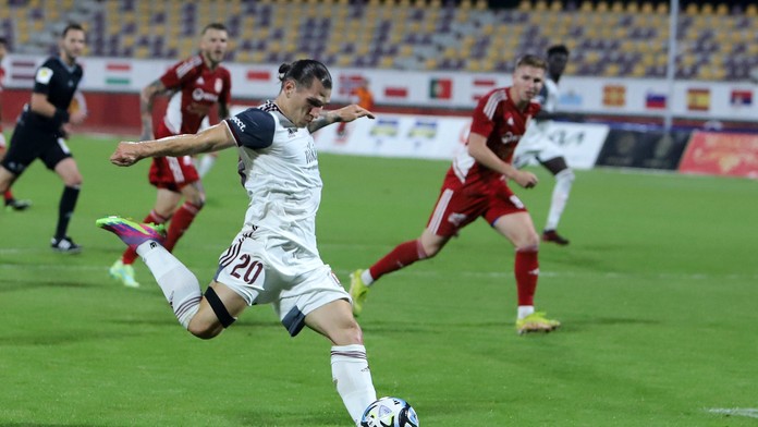 Uvažoval, že skončí s futbalom. Mladý obranca teraz zatienil všetkých útočníkov