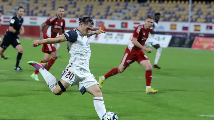 Uvažoval, že skončí s futbalom. Mladý obranca teraz zatienil všetkých útočníkov