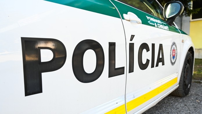 Hrôza trvala mesiace: Muž bodal nožom družku, oblial ju vriacou vodou a týral aj deti