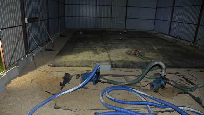 Muži naftu odčerpávali do veľkokapacitných flexibilných vakov na kvapalinu