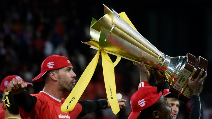 Futbalisti AS Trenčín s trofejou. 