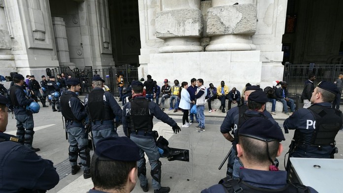 Talianska polícia zasahovala na stanici v Miláne, zadržala desiatky ľudí 