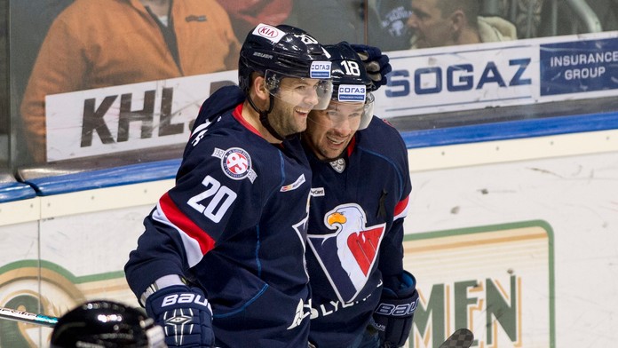 Jeff Taffe a Jonathan Cheechoo v zápase KHL HC Slovan Bratislava - Spartak Moskva.