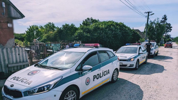 Policajné autá pri dome, kde sa strhla hromadná bitka.