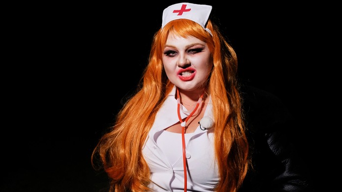 Evelyn prišla na párty ako zombie sestrička