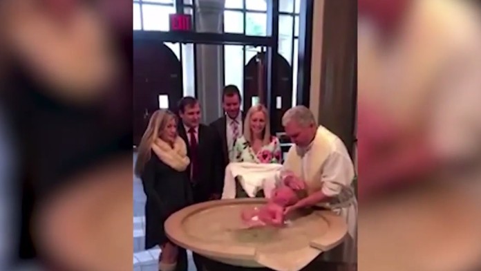 Kňazovi sa vyšmyklo dieťa z rúk pri krste